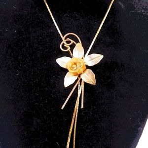Very unique adjustable necklace. Beautiful gold tone thin chain.